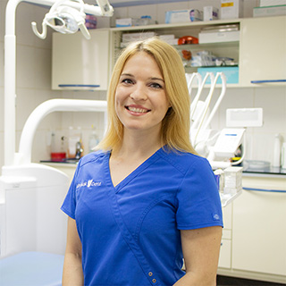 dr. Ezer Eszter